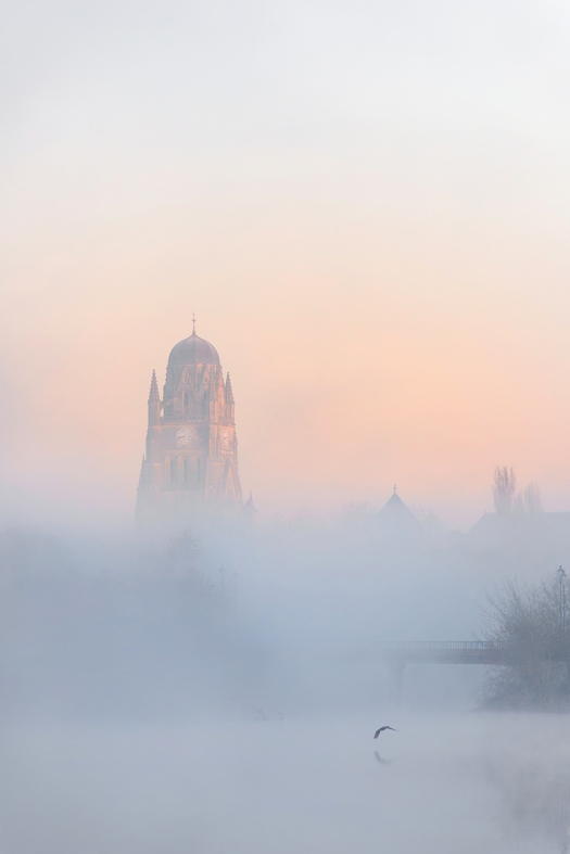 Un phare dans la brume · clocher de la cathédrale Saint Pierre à Saintes · par Wolfgang Autexier · photographe à Saintes / Charente-Maritime
