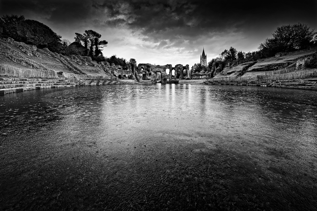 Arènes sou la pluie · Amphithéâtre romain de Saintes  · par Wolfgang Autexier
