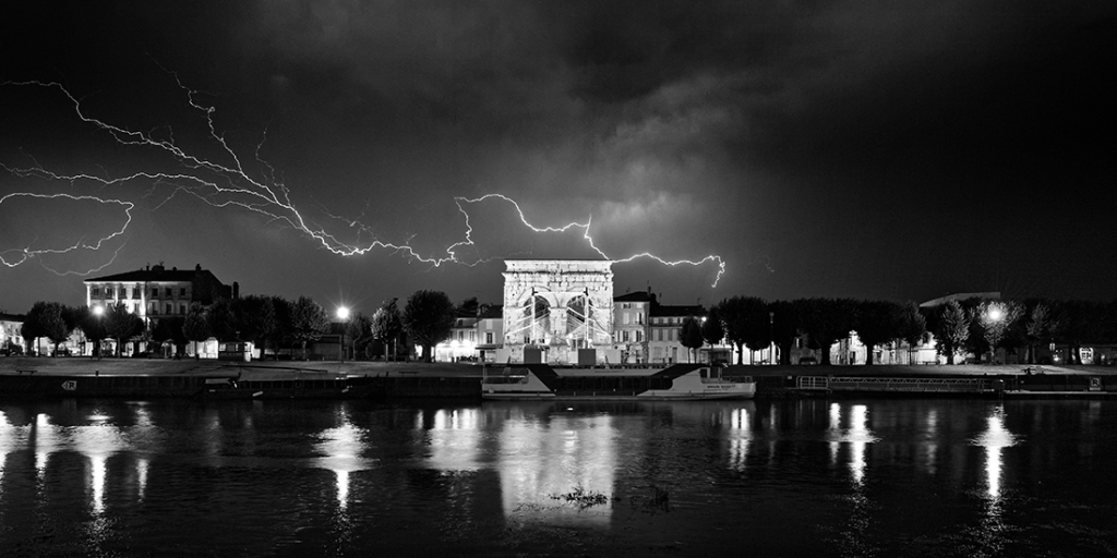 Arc électrique · Arc de triomphe à Saintes sous l'orage · par Wolfgang Autexier
