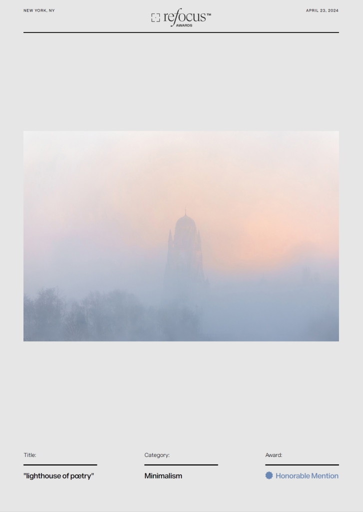 Un phare dans la brume · clocher de la cathédrale Saint Pierre à Saintes · par Wolfgang Autexier · photographe à Saintes / Charente-Maritime